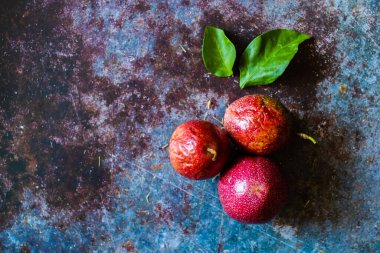 Koyu grunge arkaplanda taze tropikal tutku meyveleri ve arka plan veya duvar kağıdı için kopya alanı. Olgun tutku meyvesi çok tatlı ve ekşi. Tropik meyve.