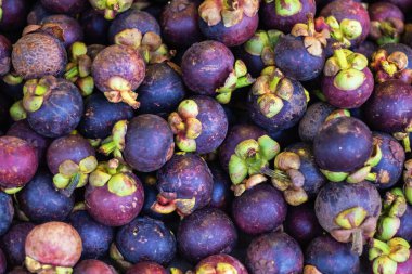 Tayland pazarındaki sağlıklı meyve taze mangosteen 'in arkaplan dokusu detayları 