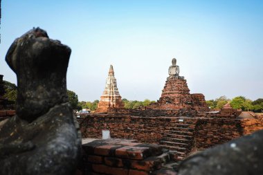 Ayutthaya tapınağında mavi gökyüzü arka planına sahip antik Buda heykeli Tayland.