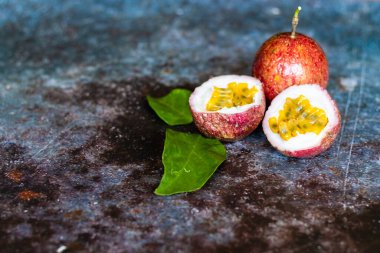 Koyu grunge arkaplan görünümlü taze Tropikal Tutku Meyveleri arka plan veya duvar kağıdı için kopyalama alanı ile yatıyordu. Olgun tutku meyvesi çok tatlı ve ekşi. Tropik meyve.