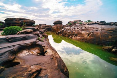 Kuzeydoğu Ubon Ratchathani Tayland 'da yer alan Sam Phan Bok' ta Mekong Nehri 'nin en büyük kayalık su resifi ve bulutlu mavi gökyüzü manzarası..