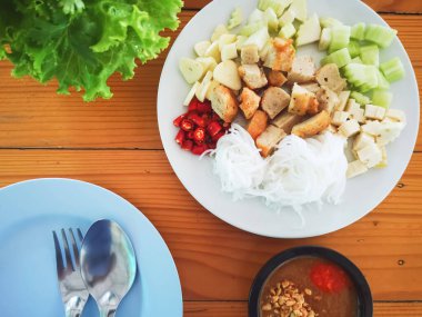 Vietnam Köfte Paketleri 'nin (Nam Neung) en üst görüntüsü taze sebze ve sosla birlikte masada..