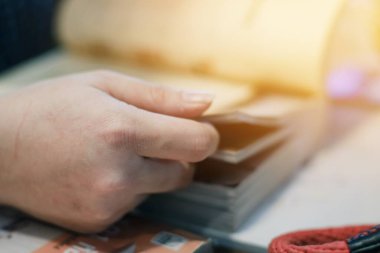 Öğrenci elini kapat ve güneş ışığı alan bir kitap oku..