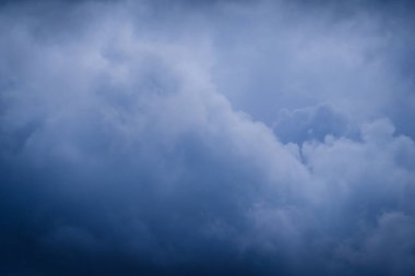 Karanlık dramatik gökyüzü fırtına bulutları arka planda