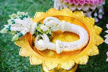 Tayland geleneksel beyaz yasemin çelengini Tayland düğün töreninde kapatın..