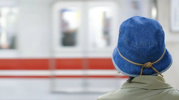 Back View Woman Blue Jeans Hat Waiting Train Station Blurred — Stock Photo, Image