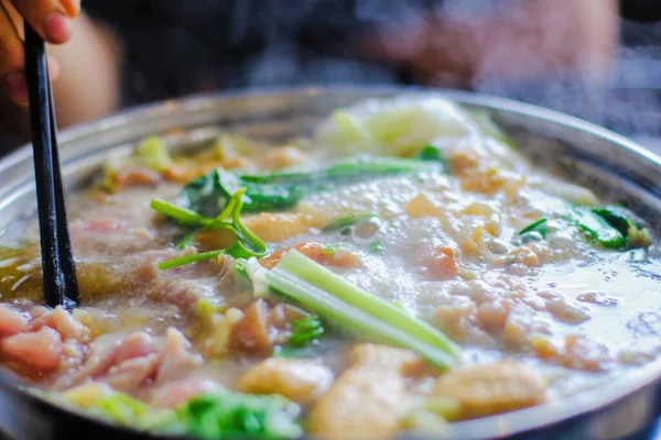 고기가 채소가 남비를 가까이 수있다 Shabu 고기와 야채를 뜨거운 남비에 — 스톡 사진