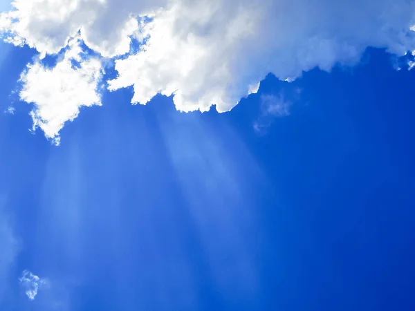 Голубое Небо Белые Облака Солнечным Светом Пространством Фона — стоковое фото