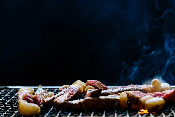 Ωμό Κρέας Βόειο Κρέας Φέτες Bbq Ψησίματος Σχάρα Ξυλάνθρακα Σόμπα — Φωτογραφία Αρχείου