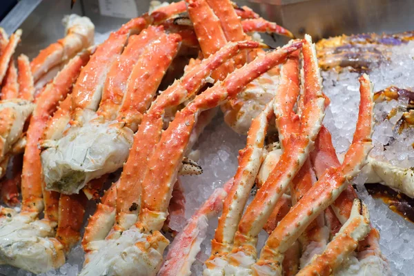 在日本市场冰卖 食品和旅游理念方面 密切关注巨蟹王的腿 — 图库照片