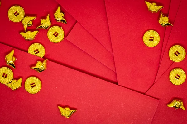 金块金块金块 上面写着吉祥 幸福的字样 红色背景上装饰着幸福的字样 文字也有复制的空间 中国新年或农历新年快乐 — 图库照片