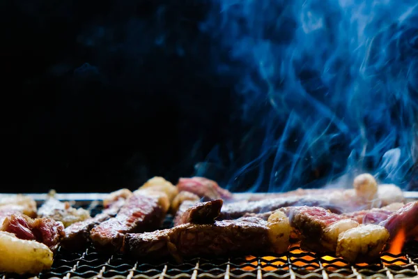 Carne Crua Bife Carne Cortada Churrasco Grelhando Fogão Carvão Cremalheira — Fotografia de Stock