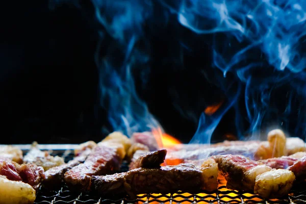 Rauw Vlees Rundvlees Steak Gesneden Bbq Grillen Rek Houtskool Kachel — Stockfoto