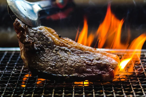 Mano Usando Pinzas Cocina Plata Que Sostienen Carne Cruda Carne — Foto de Stock