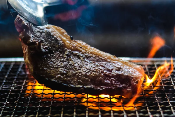 Mano Usando Pinzas Cocina Plata Que Sostienen Carne Cruda Carne — Foto de Stock
