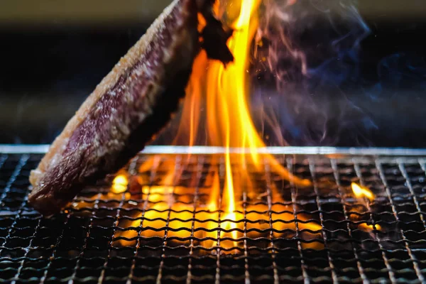 Carne Crua Bife Churrasco Grelhando Fogão Carvão Cremalheira Com Fumaça — Fotografia de Stock