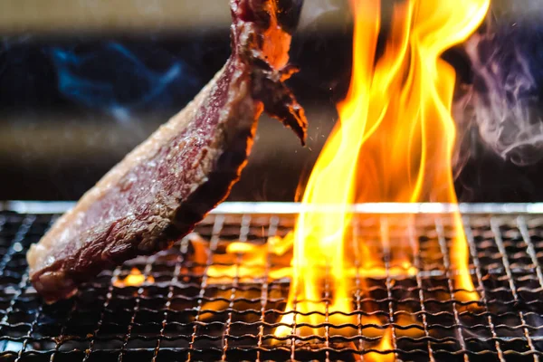 Carne Crua Bife Churrasco Grelhando Fogão Carvão Cremalheira Com Fumaça — Fotografia de Stock