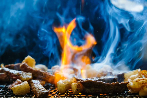 Roh Fleisch Rindfleisch Scheiben Geschnitten Grillen Auf Holzkohleofen Mit Rauch — Stockfoto