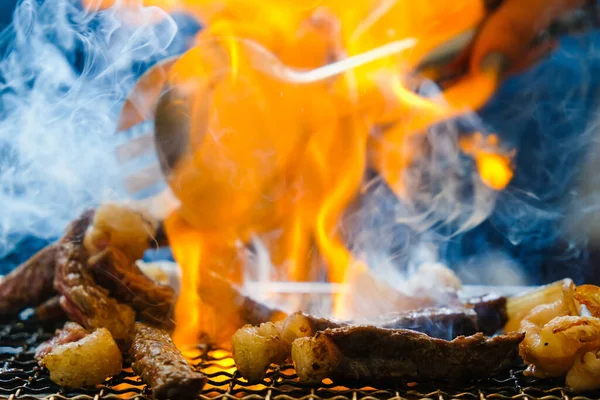Roh Fleisch Rindfleisch Scheiben Geschnitten Grillen Auf Holzkohleofen Mit Rauch — Stockfoto