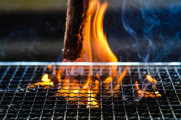 Surowe Mięso Stek Wołowy Grillowanie Stojaku Węgiel Drzewny Kuchenka Dymem — Zdjęcie stockowe