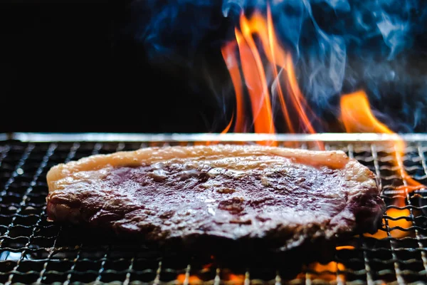 Viande Crue Steak Bœuf Barbecue Grillage Sur Grille Poêle Charbon — Photo