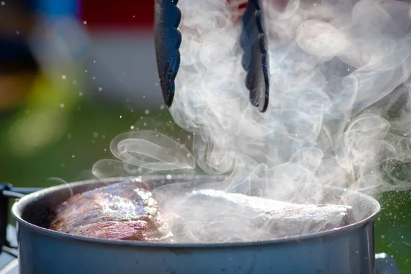 Bife Suculento Angus Fritando Panela Ferro Fundido Com Fumaça Pinças — Fotografia de Stock