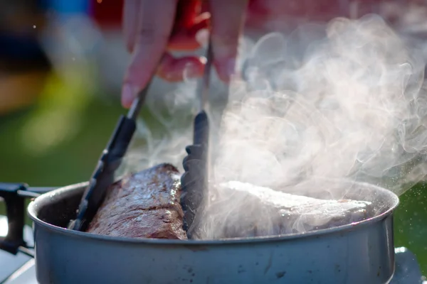 Bife Suculento Angus Fritando Panela Ferro Fundido Com Fumaça Pinças — Fotografia de Stock