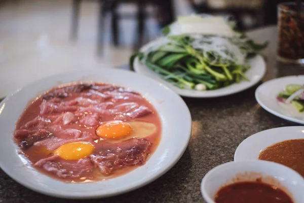 Pork Satay 돼지고기 테이블 달콤하고 신맛이 타이의 전통적 길거리 레시피인 — 스톡 사진