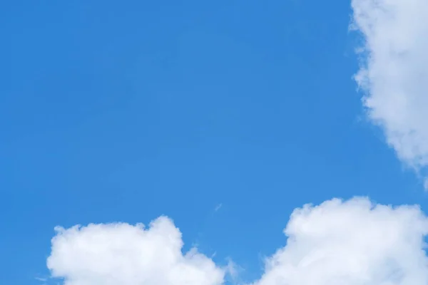 Ясный Белый Фон Облачного Голубого Неба Пространством Копирования — стоковое фото
