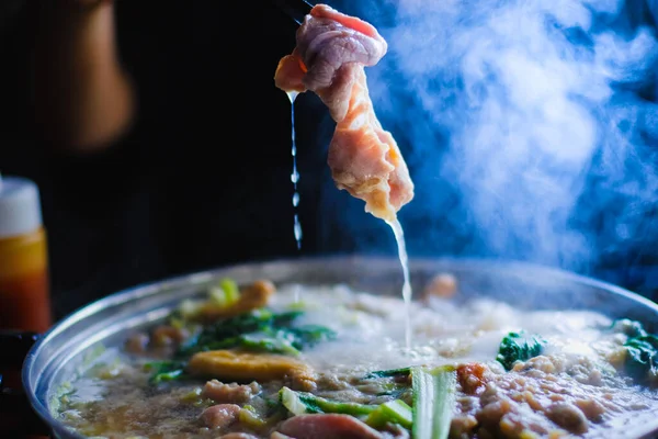 Mujer Sosteniendo Carne Res Rodajas Por Palillos Shabu Shabu Carne — Foto de Stock