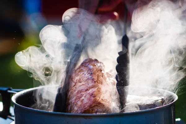 Close Chef Mão Com Pinças Segurando Carne Carne Carne Fritar — Fotografia de Stock
