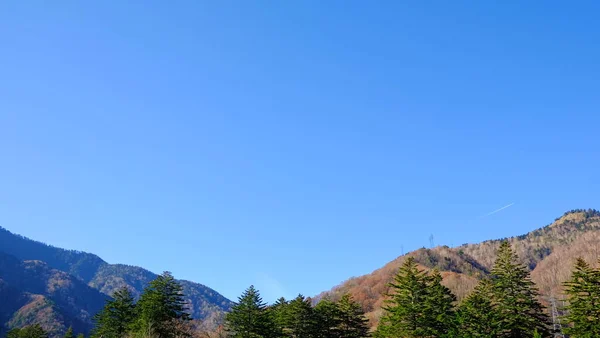 Dağ Tepeleri Olan Doğa Ormanlarının Manzarası Sonbahar Mevsiminde Kamikochi Nin — Stok fotoğraf