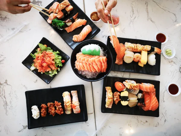 Vista Superior Comida Tradicional Japonesa Conjunto Rolos Sushi Uma Mesa — Fotografia de Stock