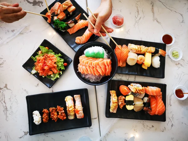 Vista Superior Comida Tradicional Japonesa Conjunto Rolos Sushi Uma Mesa — Fotografia de Stock