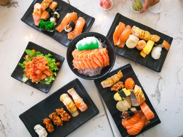 Vista Superior Comida Tradicional Japonesa Conjunto Rolos Sushi Uma Mesa — Fotografia de Stock