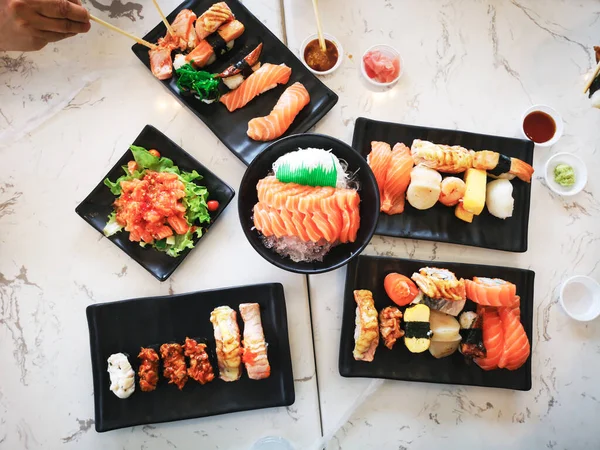 Vista Superior Comida Tradicional Japonesa Conjunto Rolos Sushi Uma Mesa — Fotografia de Stock