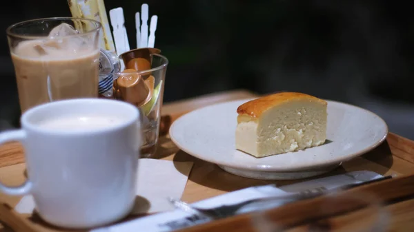Close Pedaço Cheesecake Caseiro Doce Placa Branca Com Café Leite — Fotografia de Stock