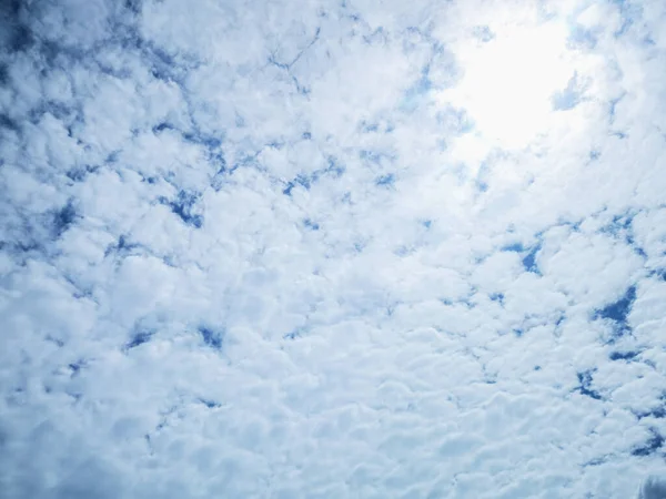 Облачный Пейзаж Пушистыми Белыми Облаками Голубое Небо Солнечный Свет Абстрактный — стоковое фото