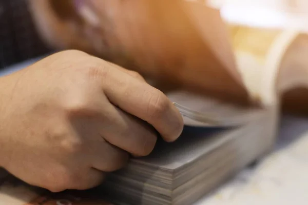 Öğrenci elini kapat ve güneş ışığı alan bir kitap oku..