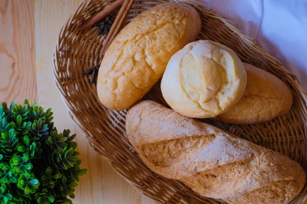 Pane Delizioso Appena Sfornato Cesto Tavolo Legno Con Panno Bianco — Foto Stock