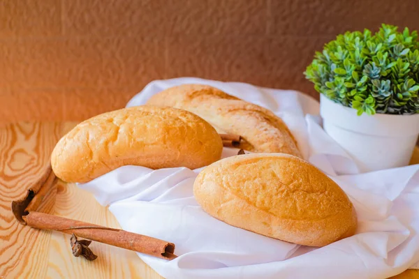 白い布でテーブルの上に焼きたてのおいしいパン — ストック写真