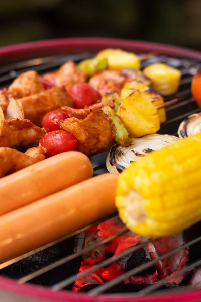 Close Churrasco Colorido Grelhar Com Carne Porco Salsicha Tomate Cebola — Fotografia de Stock