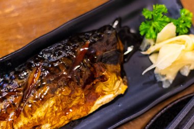 Izgara saba ya da soya soslu uskumru balığı ve sebzeli tuz, Japon usulü yiyecek..