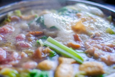 Biftek dilimlenmiş et ve sebzeli güveç manzarası. Shabu Shabu, ince dilimlenmiş et ve sebzelerden oluşan etli güveç. Tayland 'ın en popüler yemekleri.