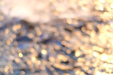 Güneş ışığının yüzeyinde parlayan güzel bir renk dairesi. Soyut, bulanık arka plan, festival tatil tasarımı sanat konsepti. Gün batımını kopyala ya da gün doğumunu bokeh.