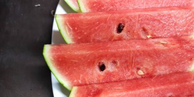 Tohumlu taze dilimlenmiş kırmızı karpuz grubunu kapat .