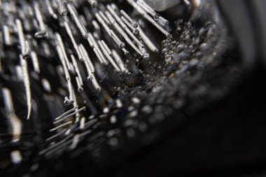 Kabarcıkları koyu arkaplanda buz küpünde kapat ve uzayı kopyala .