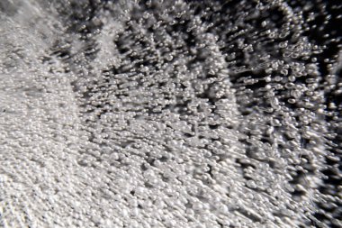 Koyu arkaplanda buz küpünde baloncukların makro yakın plan görüntüsü 