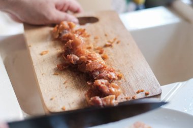 Ahşap tahtada kızarmış çıtır domuz eti yakın. Tayland usulü yemek..