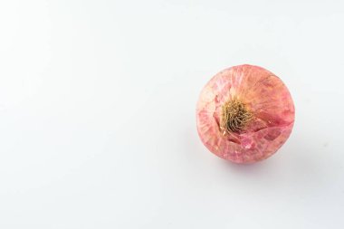 Beyaz arkaplanda Kırmızı Shallot.